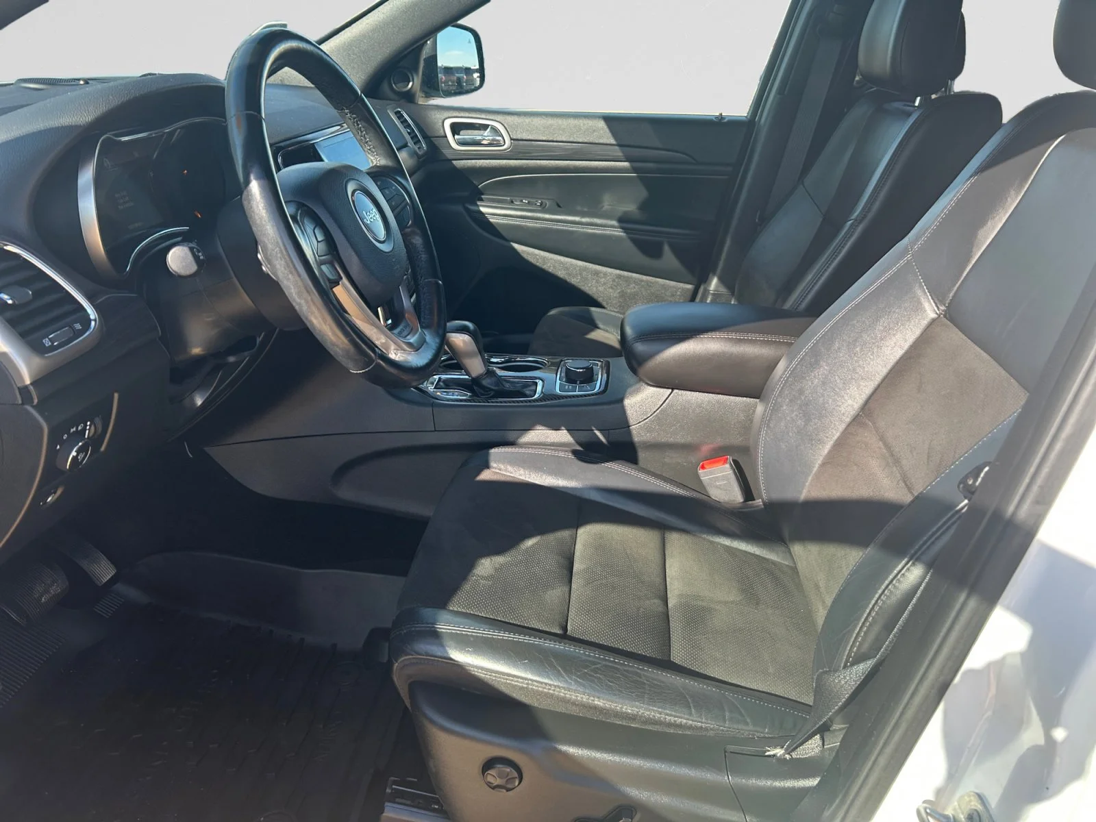 Used 2020 Bright White Jeep ALTITUDE image 13
