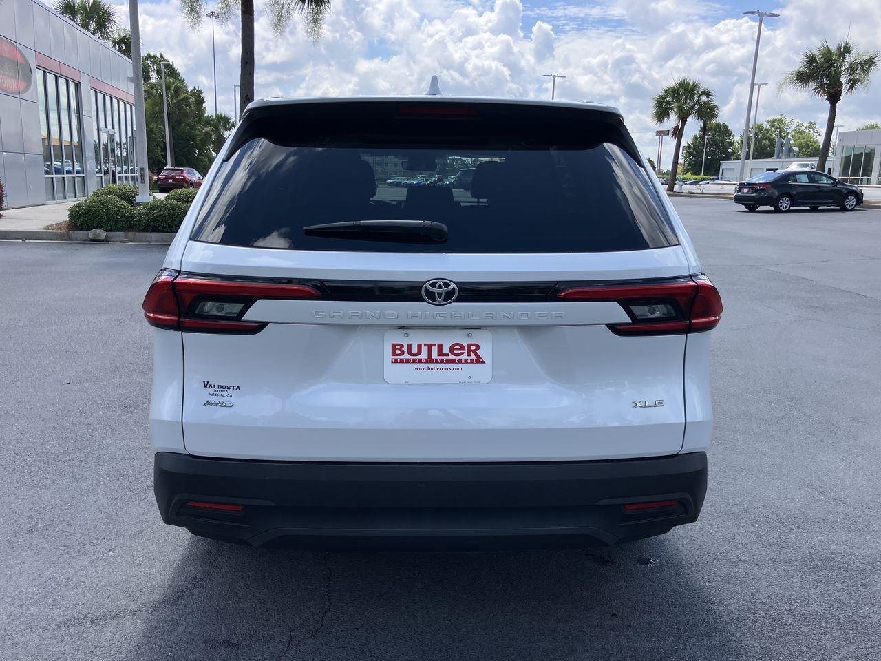 Used 2024 White (Wind Chill Pearl) Toyota XLE AWD image 4