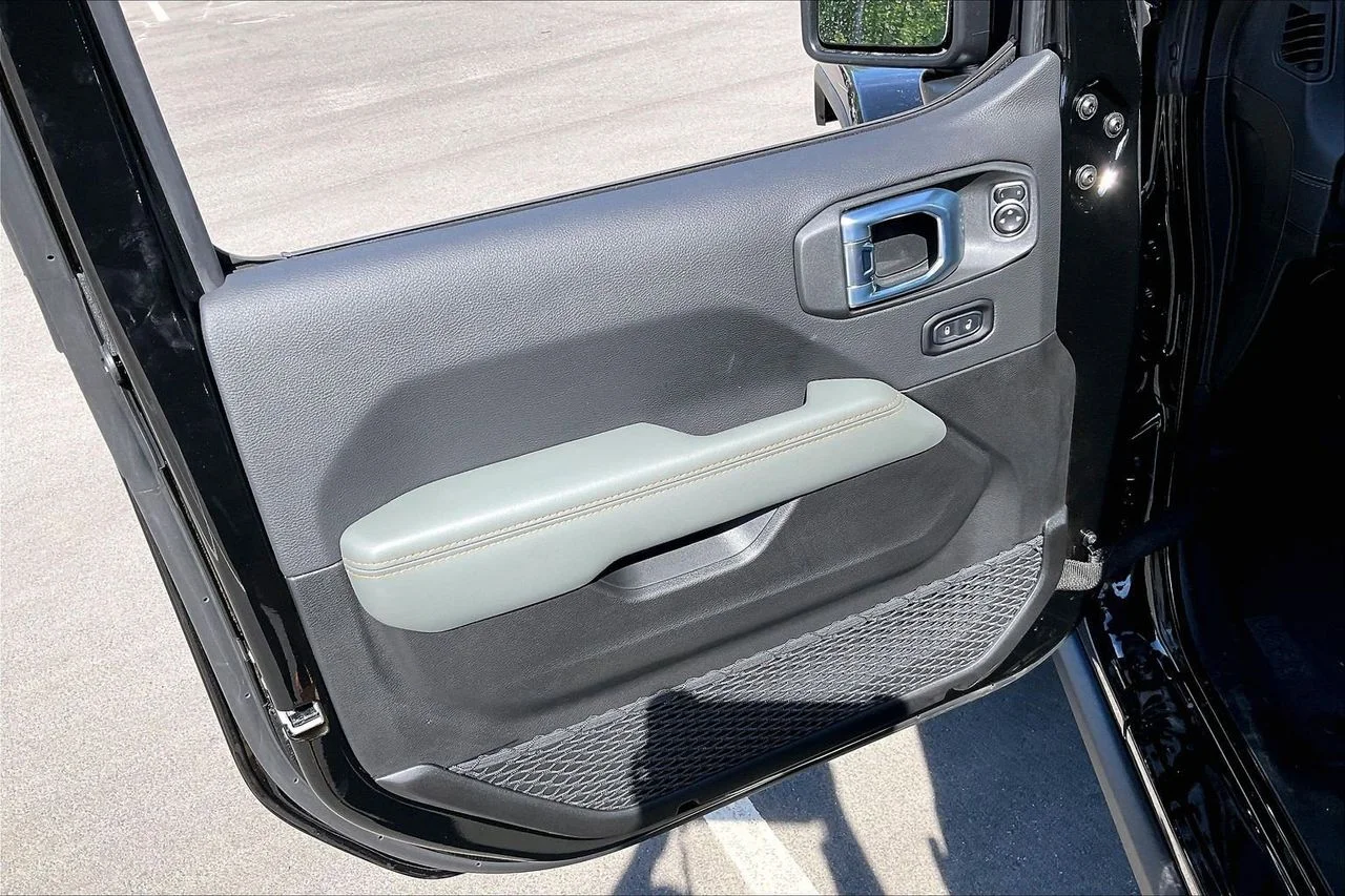 New 2026 Black Clear-Coat Exterior Paint Jeep Mojave image 21