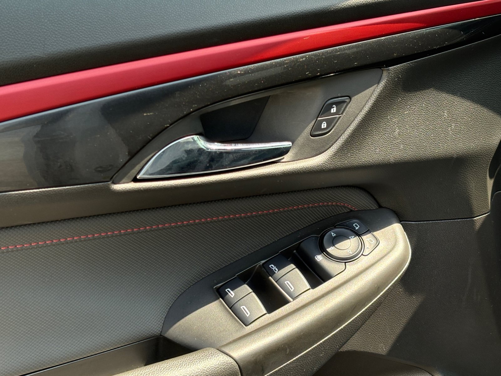 Used 2025 Iridescent Pearl Tricoat Chevrolet RS image 17