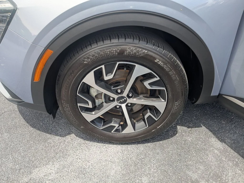 Used 2025 Everlasting Silver Kia EX image 10