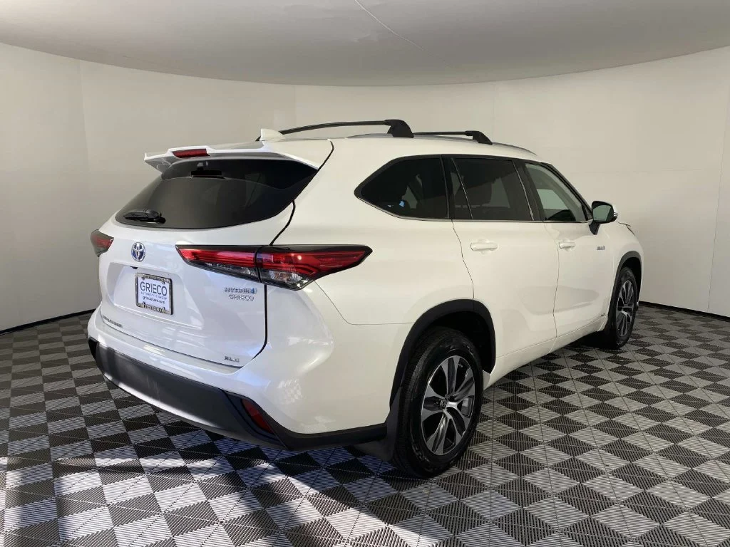 Used 2020 Blizzard Pearl Toyota XLE image 8