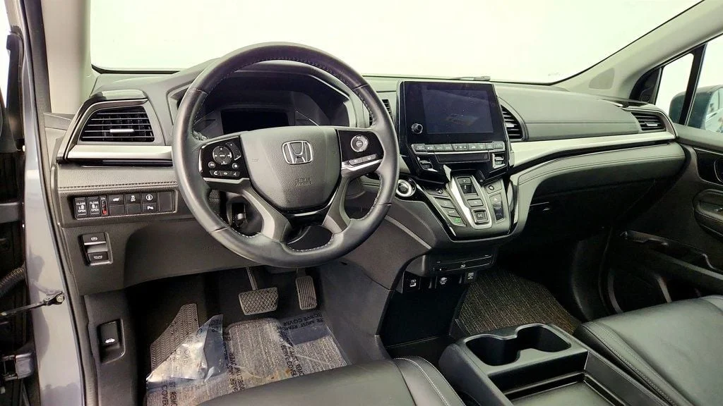 Used 2023 Modern Steel Metallic Honda Touring Automatic w/ Rear Entertainment System & Navigation image 13