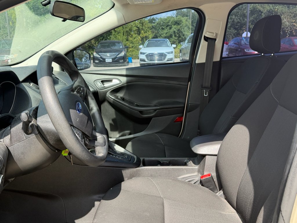 Used 2018 White Gold Metallic Ford SE image 10