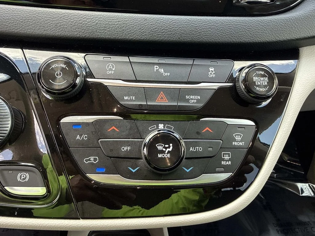 Used 2018 White Chrysler Touring L image 30