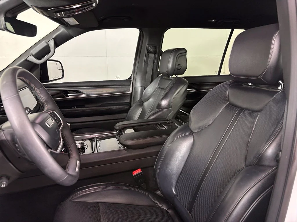 Used 2023 White Jeep Base image 22