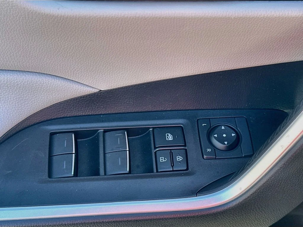 Used 2022 Silver Toyota XLE image 17