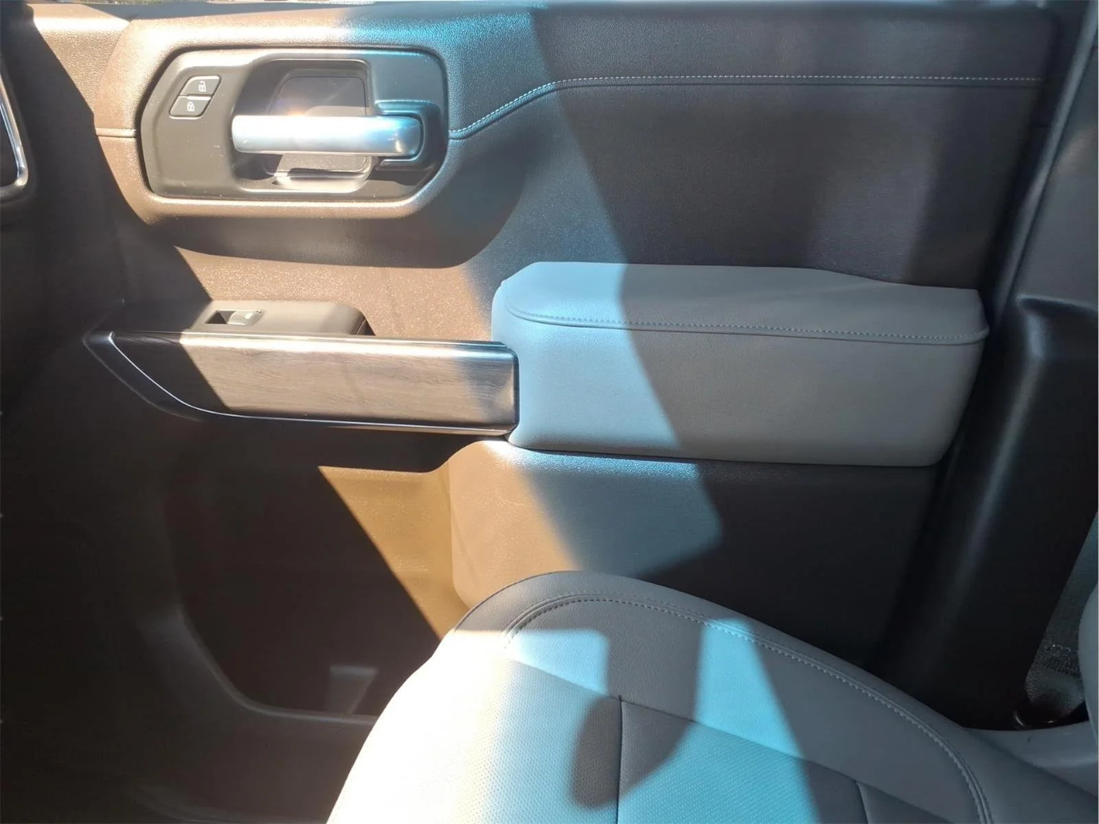 Used 2021 SUMMIT WHITE Chevrolet LTZ image 26