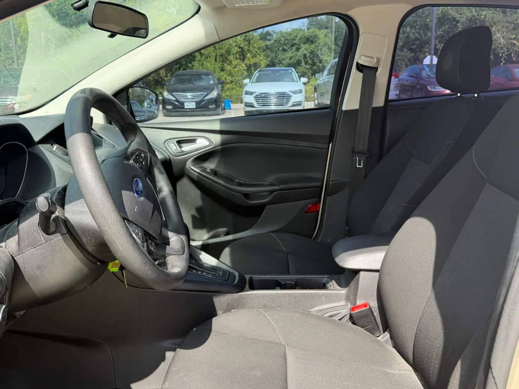 Used 2018 White Gold Metallic Ford SE image 10