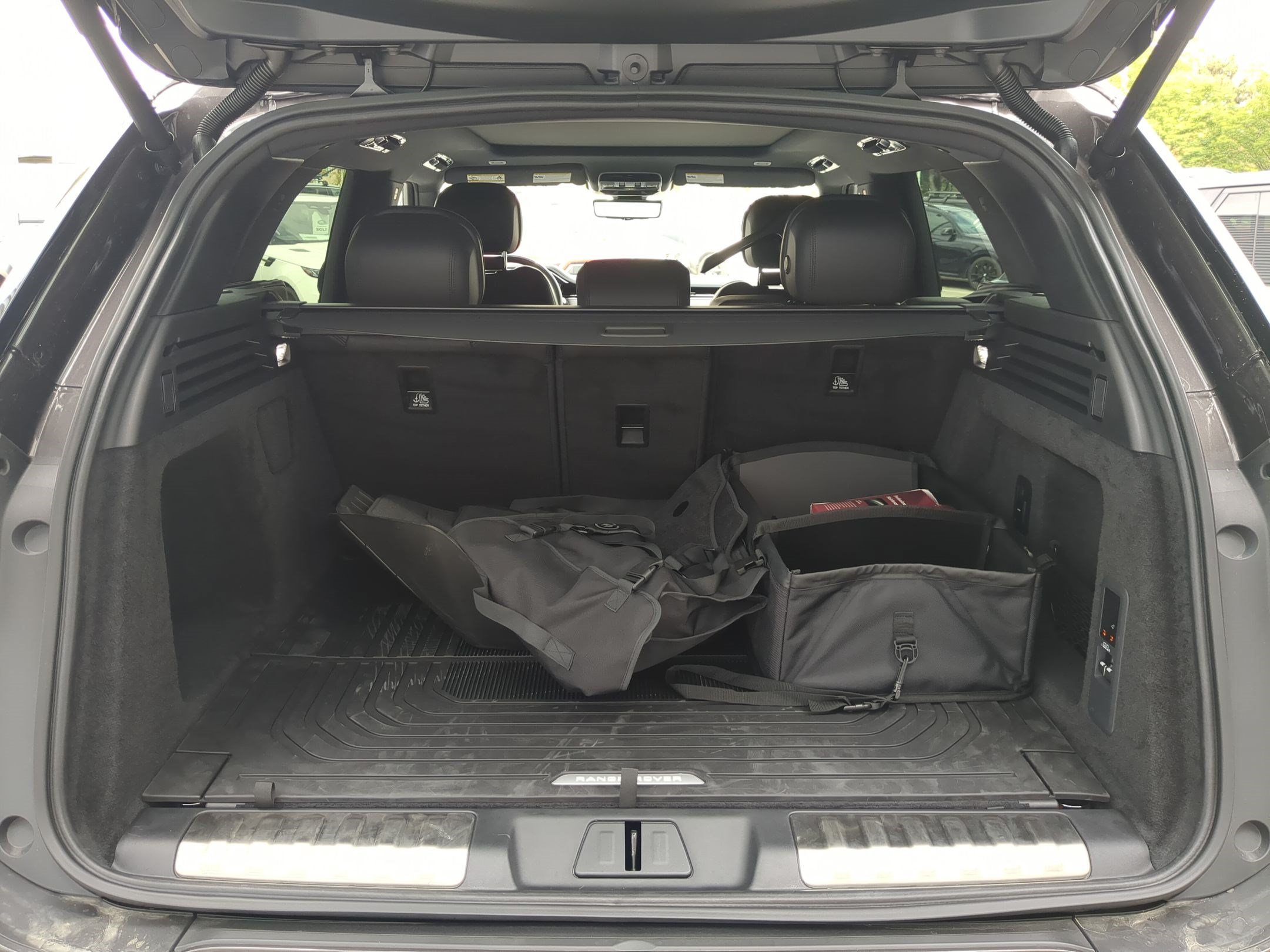 New 2026 Charente Grey Land Rover P460e Dynamic SE image 29