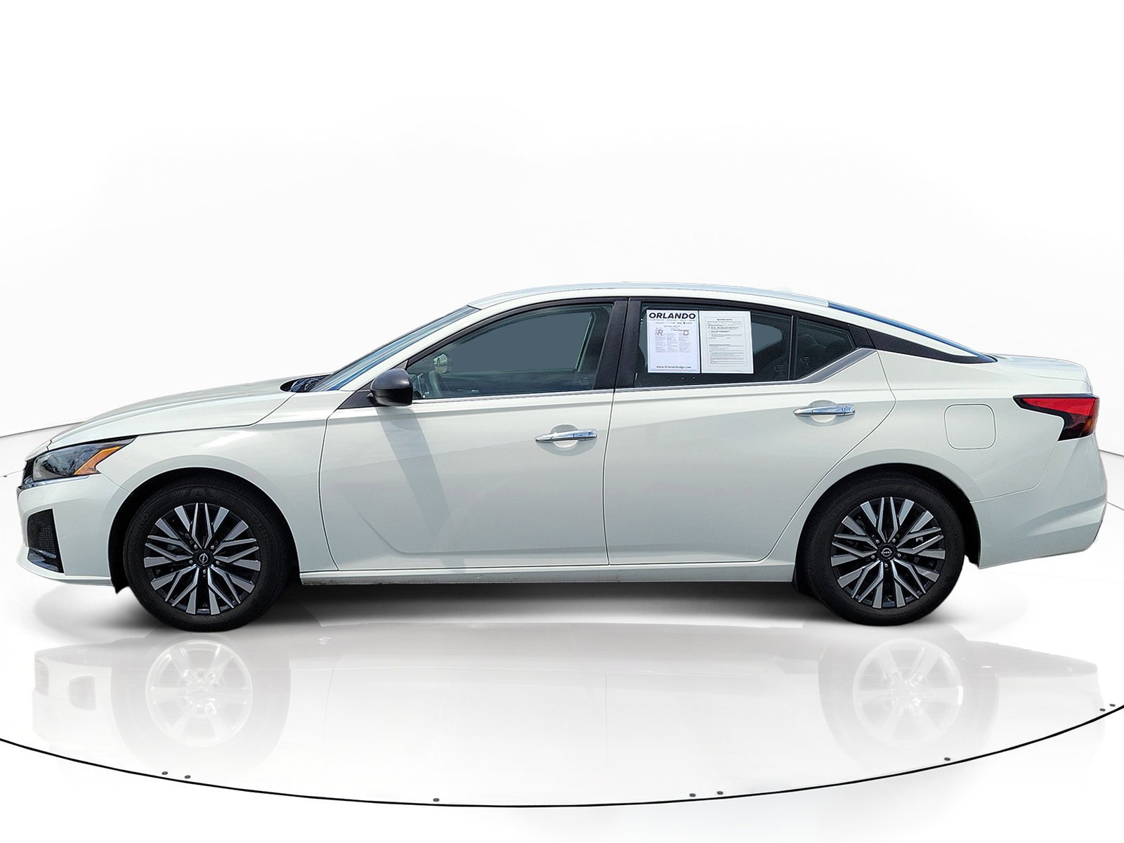 Used 2025 Glacier White Nissan SV image 3