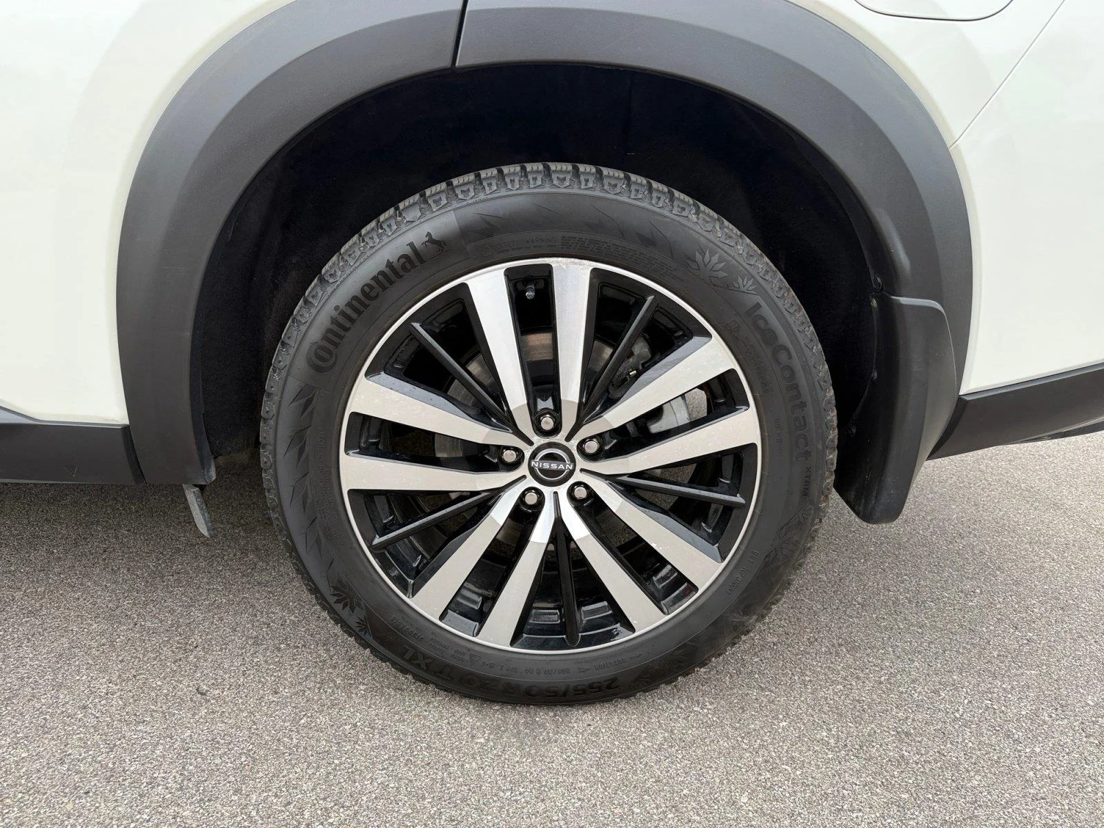 Used 2023  Nissan Platinum image 31