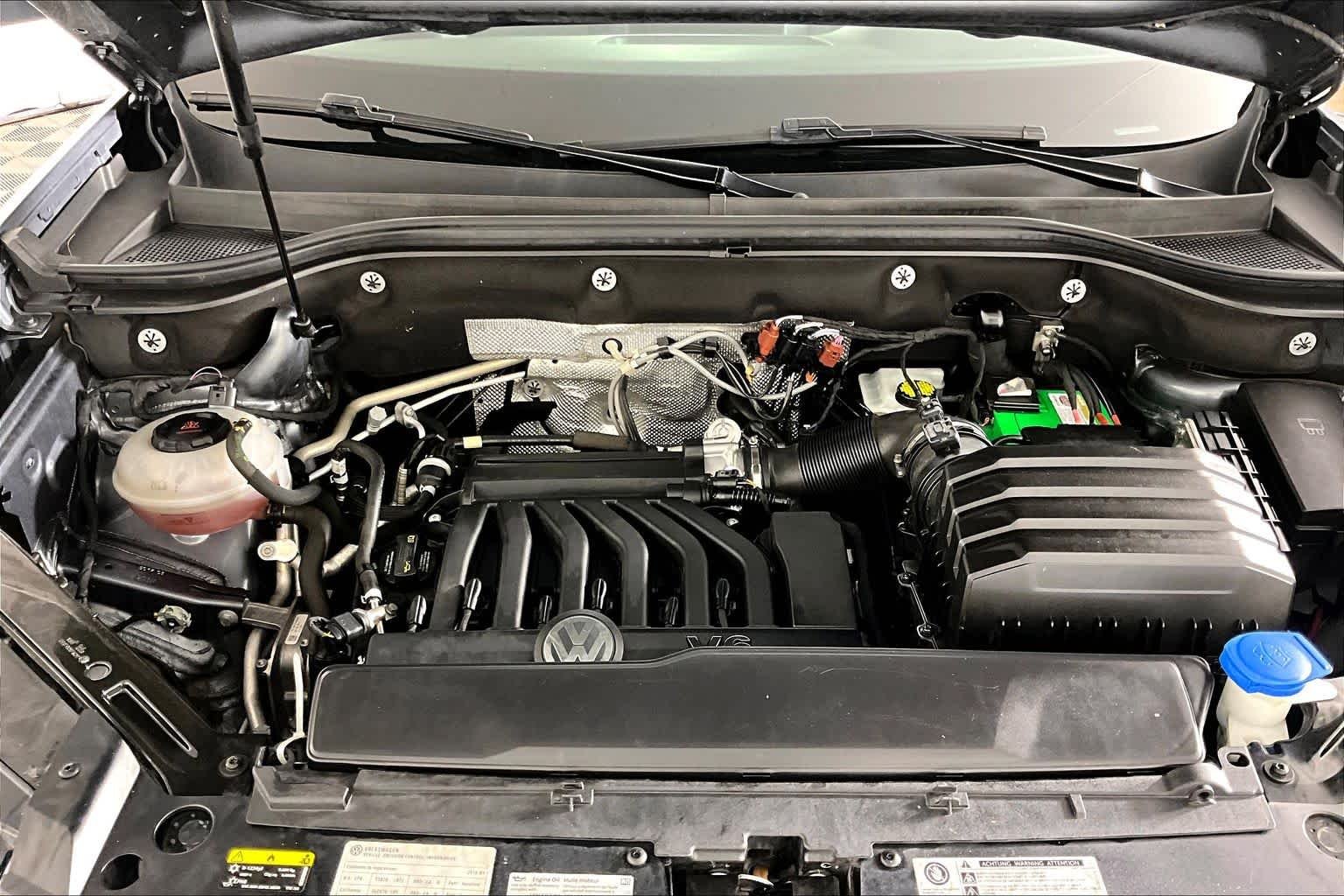 Used 2018 Platinum Gray Metallic Volkswagen 3.6L V6 SE w/Technology image 31