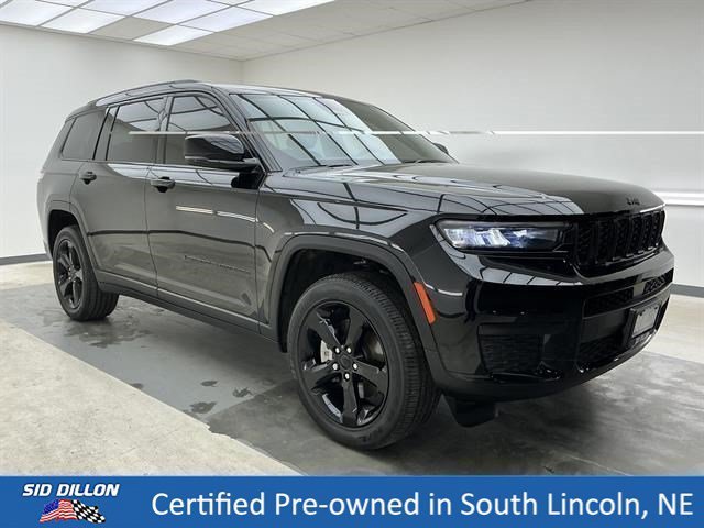 Used 2023 Diamond Black Crystal Pearlcoat Jeep Altitude image 3
