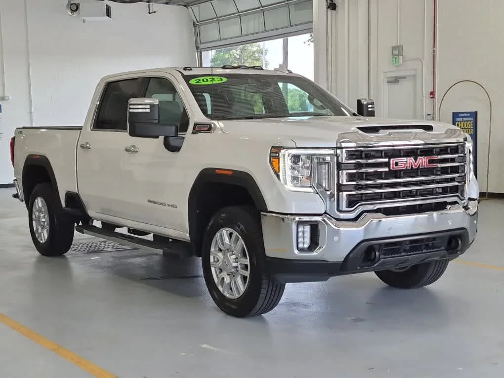 Used 2023 White Frost Tricoat GMC SLT image 2