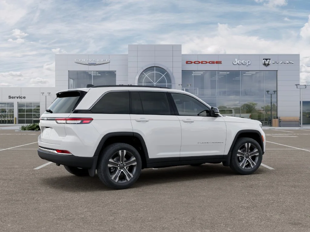 New 2027 Bright White Clear-Coat Paint Jeep Limited image 4