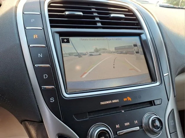 Used 2017 Blue Lincoln Select image 24