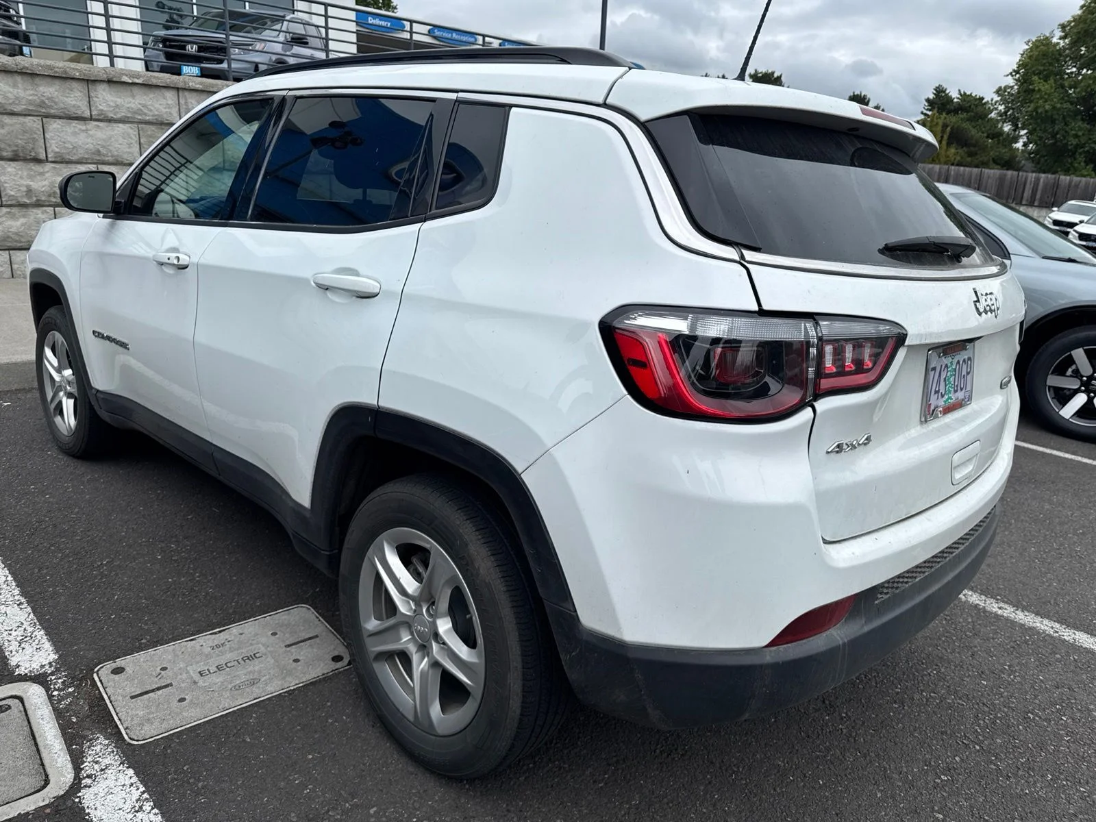 Used 2023 Bright White Clearcoat Jeep Latitude image 6