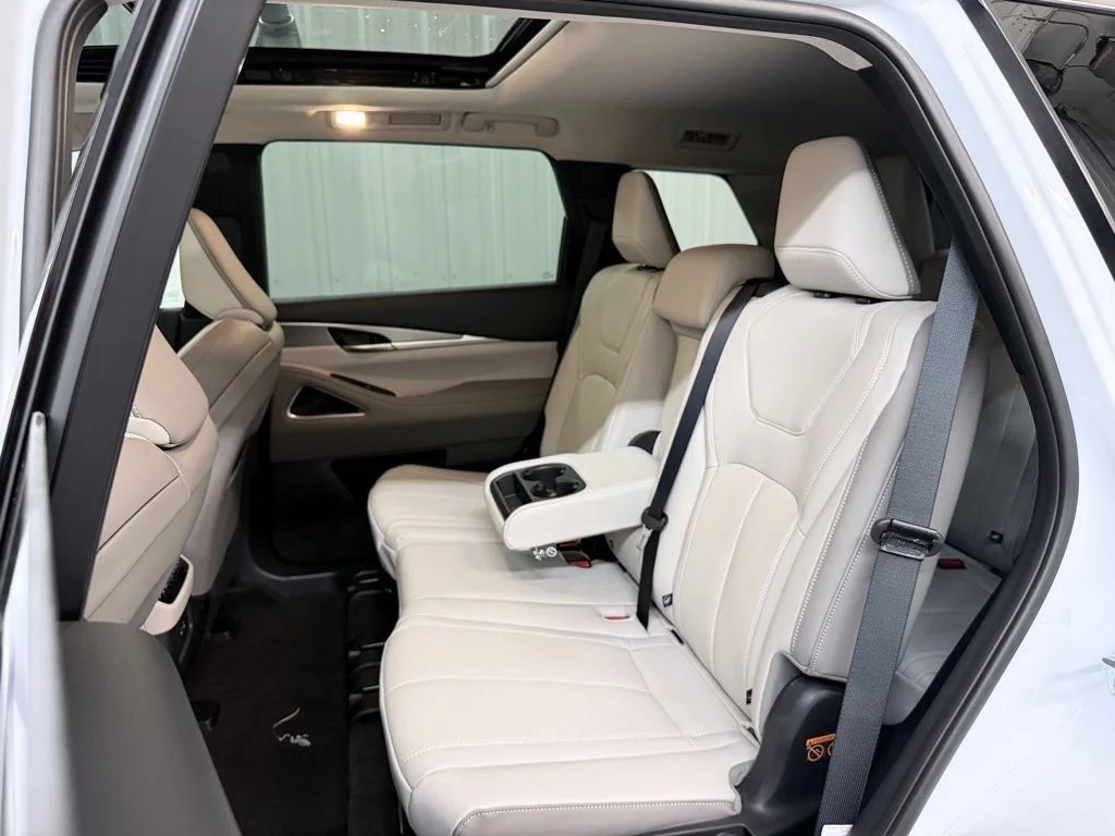New 2027 RADIANT WHITE INFINITI Luxe FWD image 32