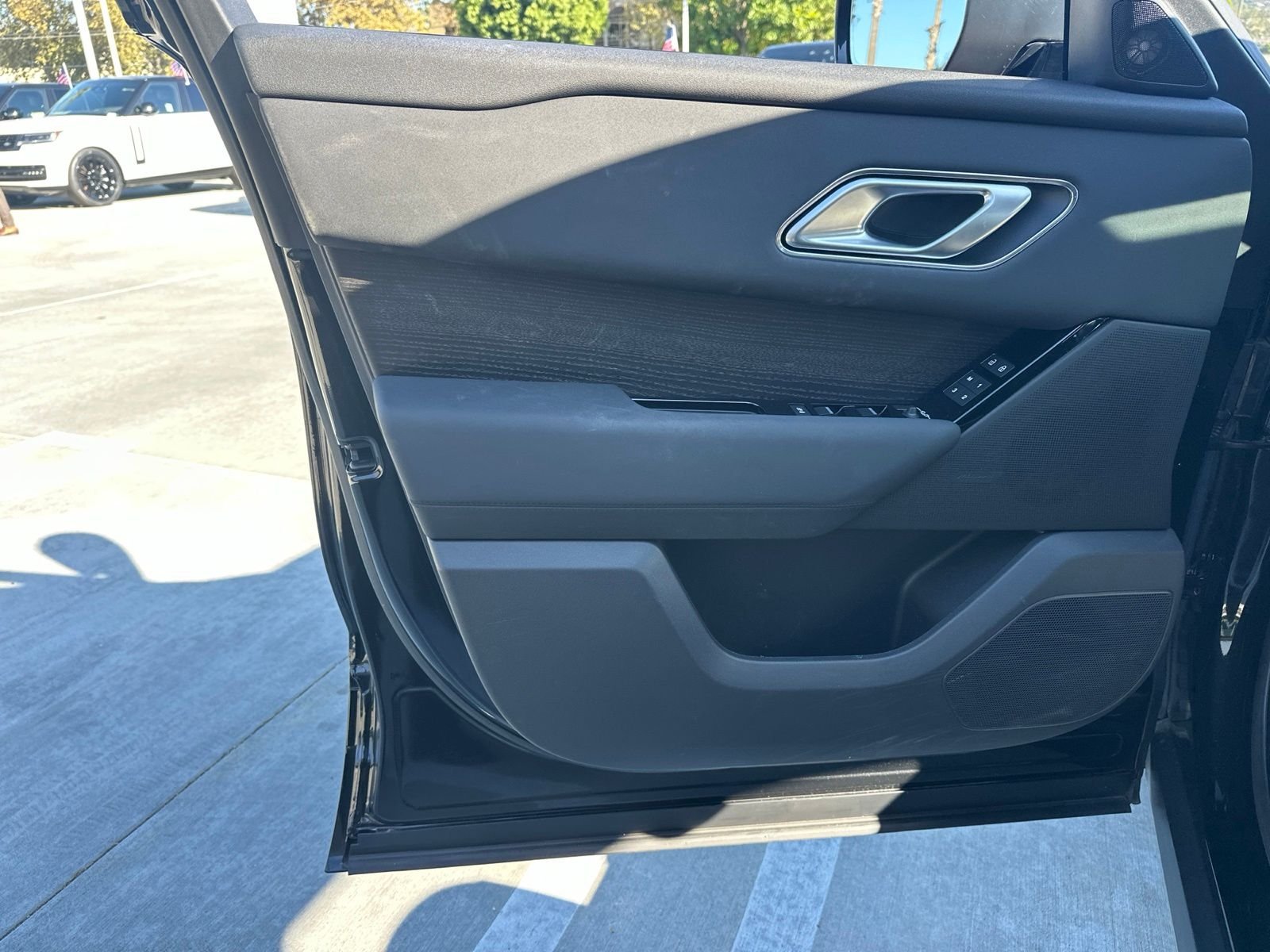 Certified Used 2025  Land Rover Dynamic SE image 12