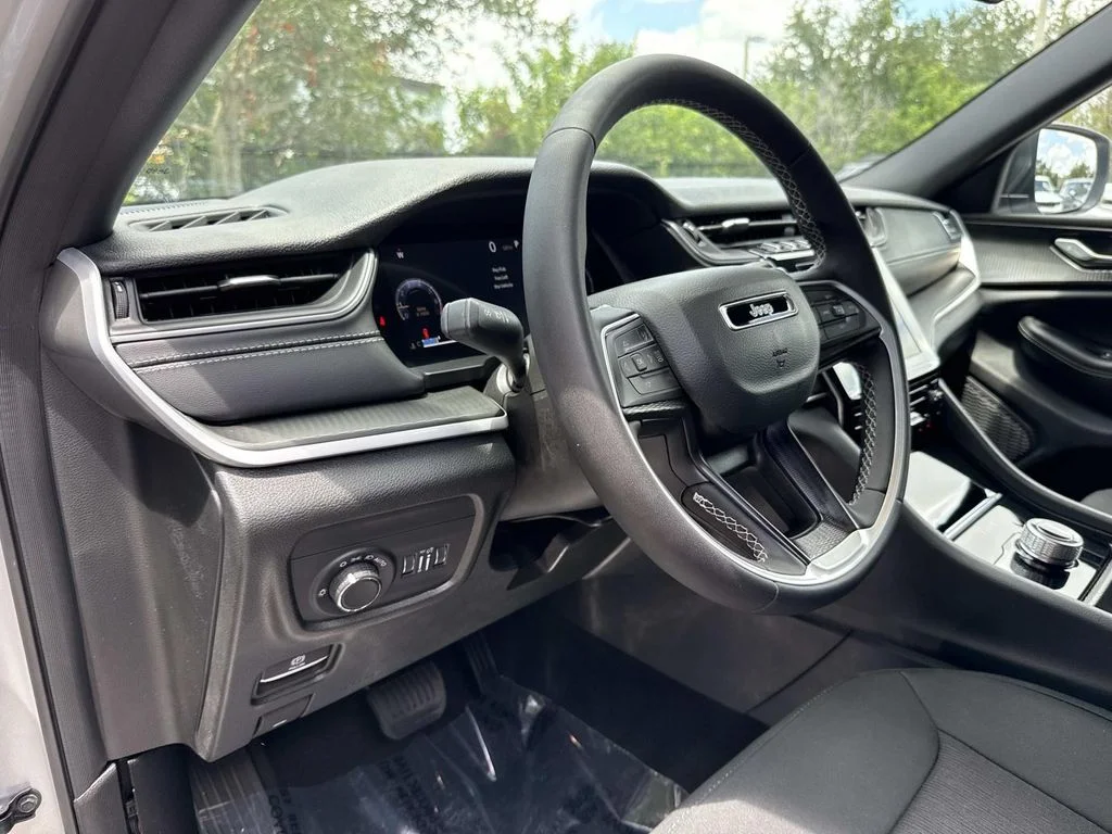 Used 2025 Silver Jeep Laredo image 23