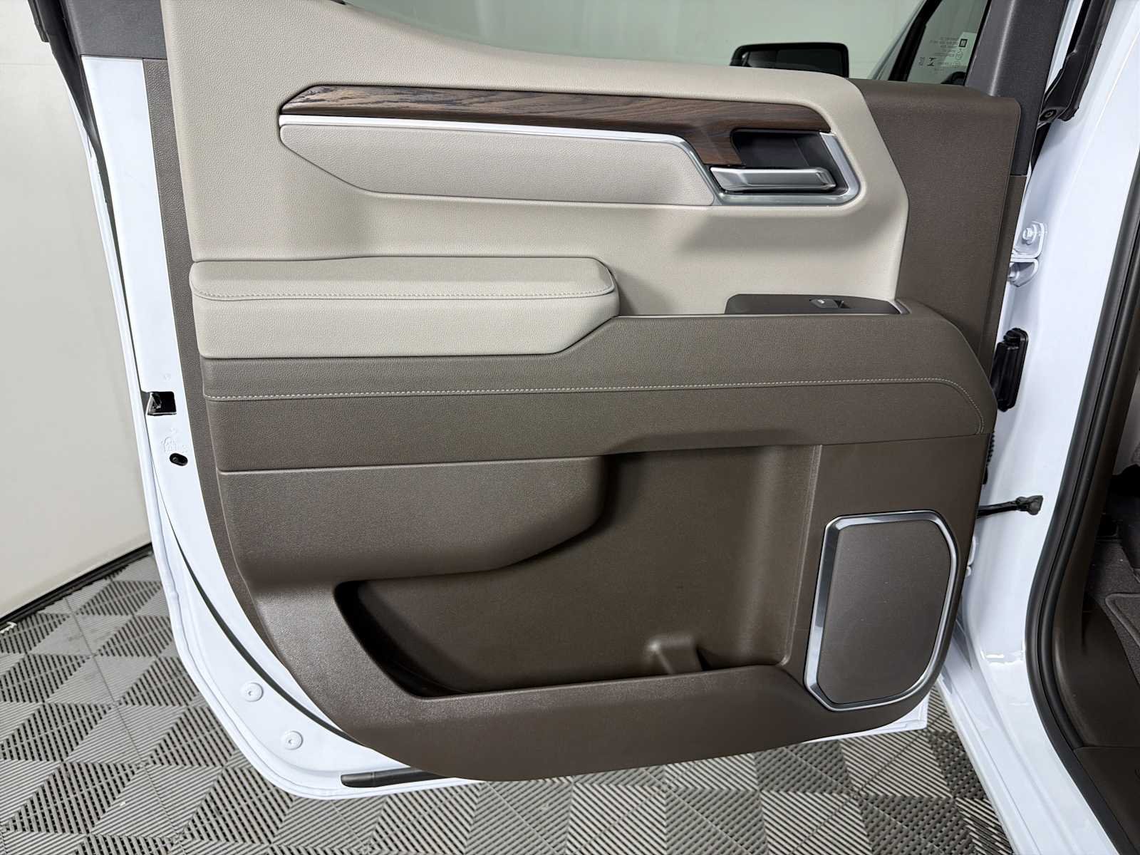 New 2026 Glacier White Tricoat GMC SLT image 19
