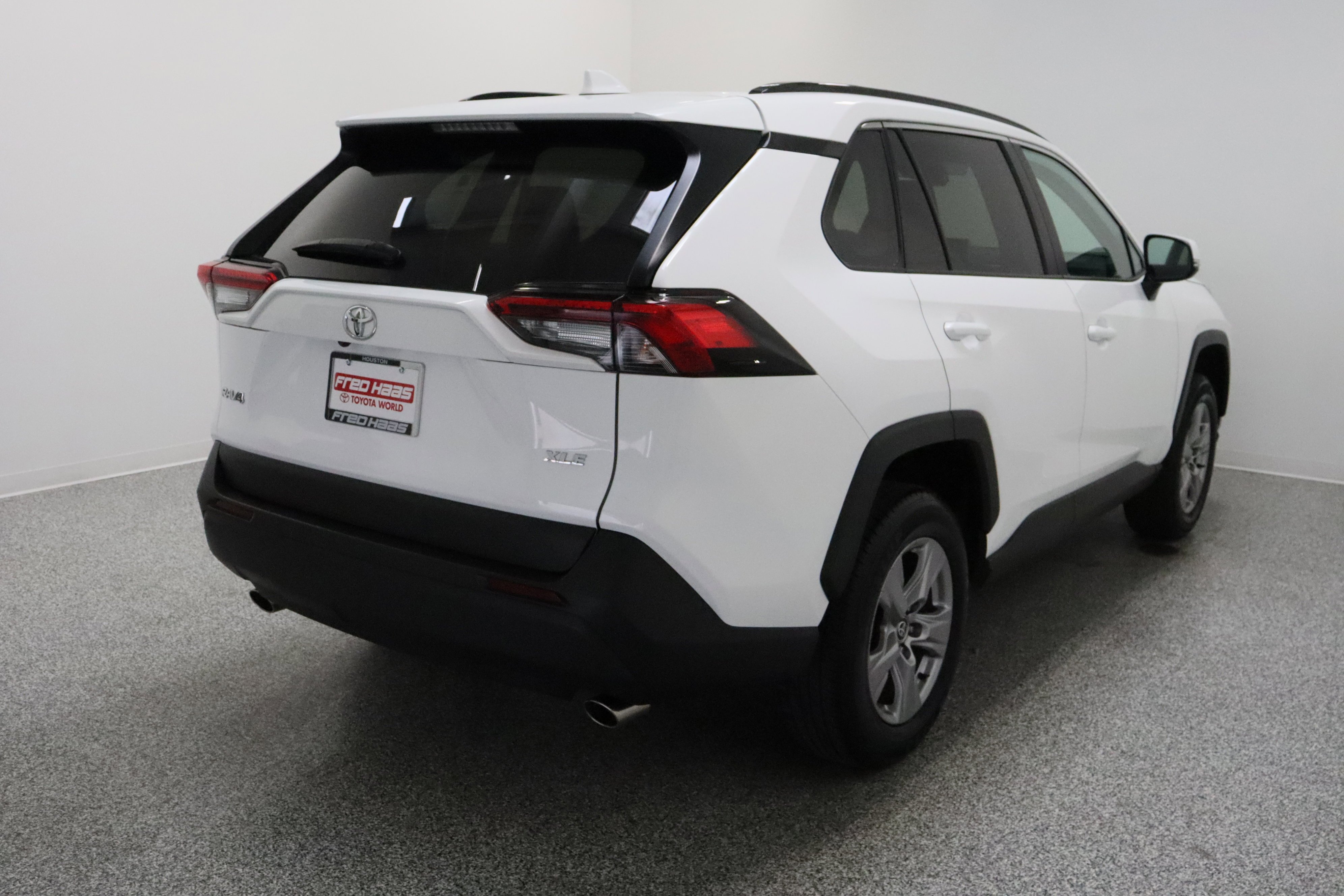 Used 2025 Ice Cap Toyota XLE 2.5L image 7