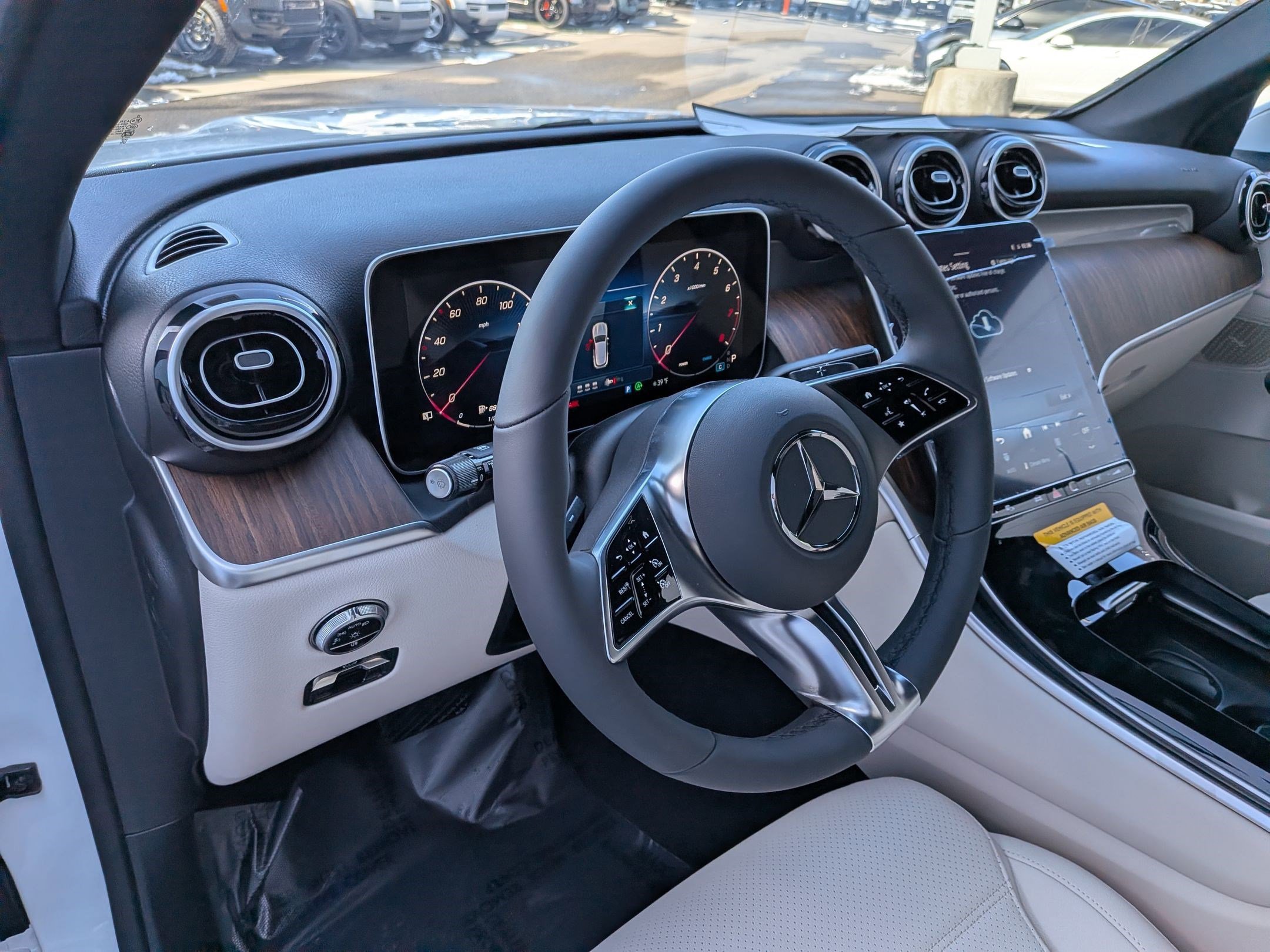 New 2026 Polar White Mercedes-Benz GLC 300 image 27