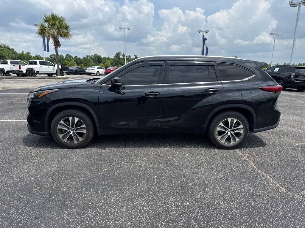 Used 2022 Black Toyota XLE image 2