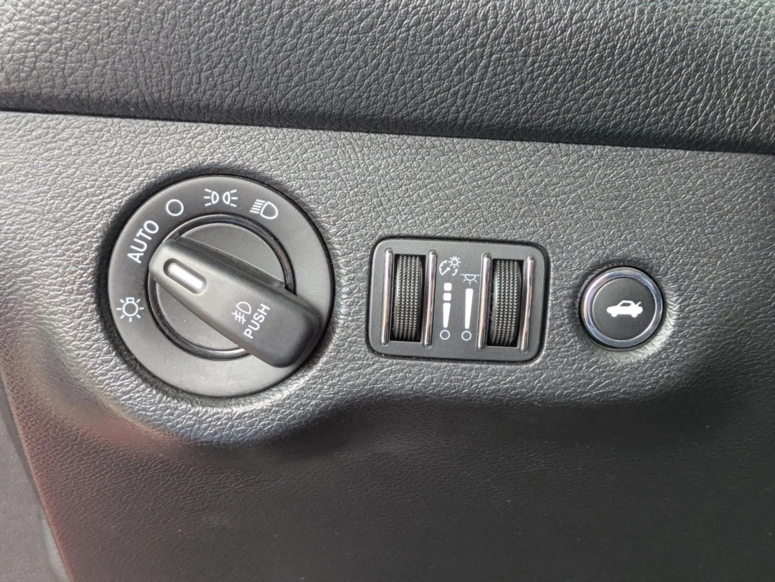 Used 2016 Torred Clearcoat Dodge SXT Plus image 9