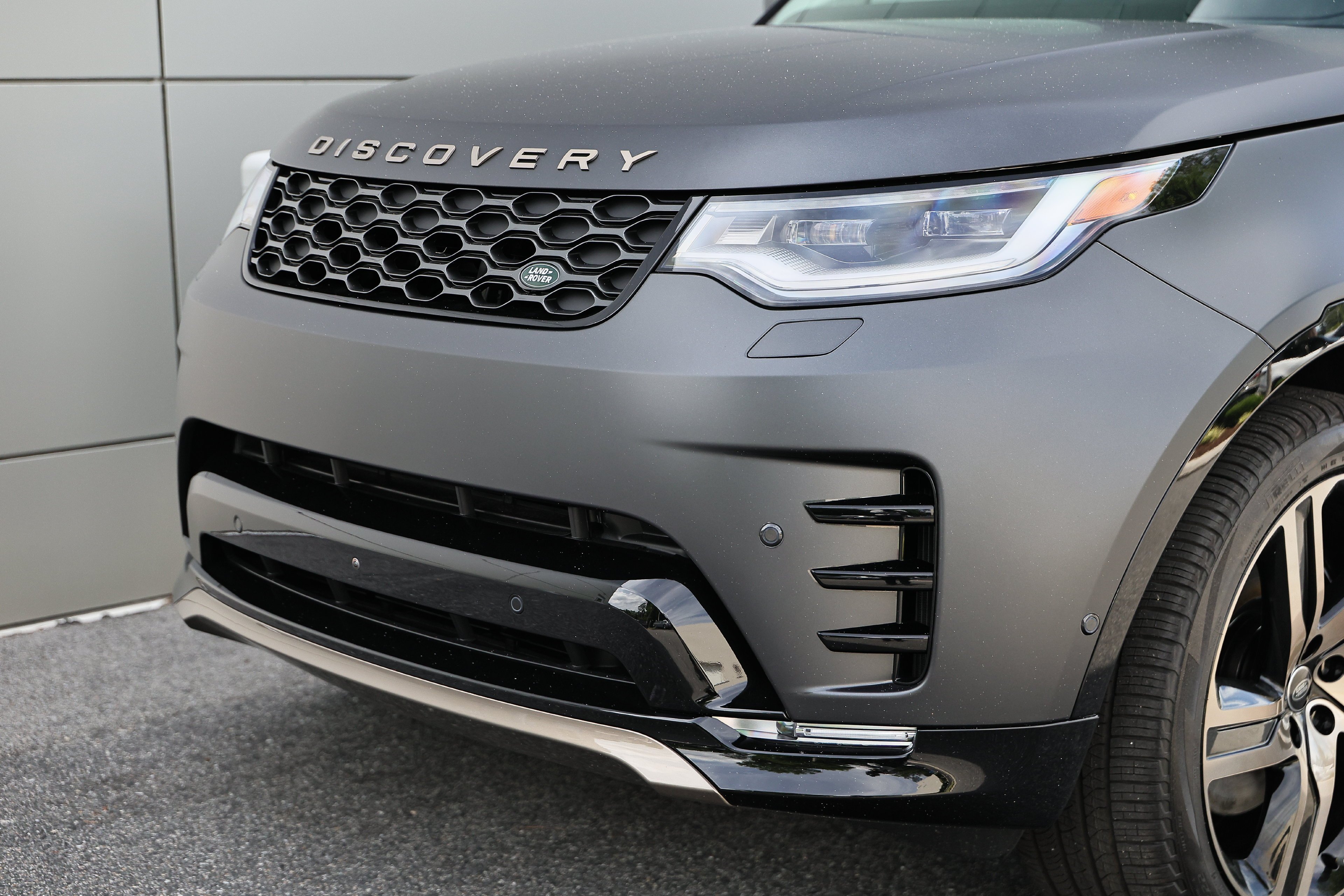 2026 Land Rover Discovery Tempest Edition - Photo 2