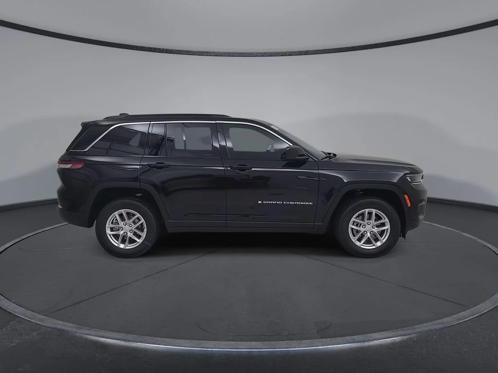 New 2026 Diamond Black Crystal Pearl-Coat Exterior Paint Jeep Laredo X image 17