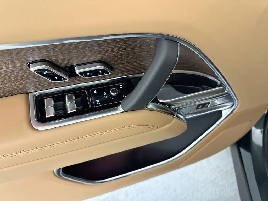 New 2027 Belgravia Green Land Rover SE image 18