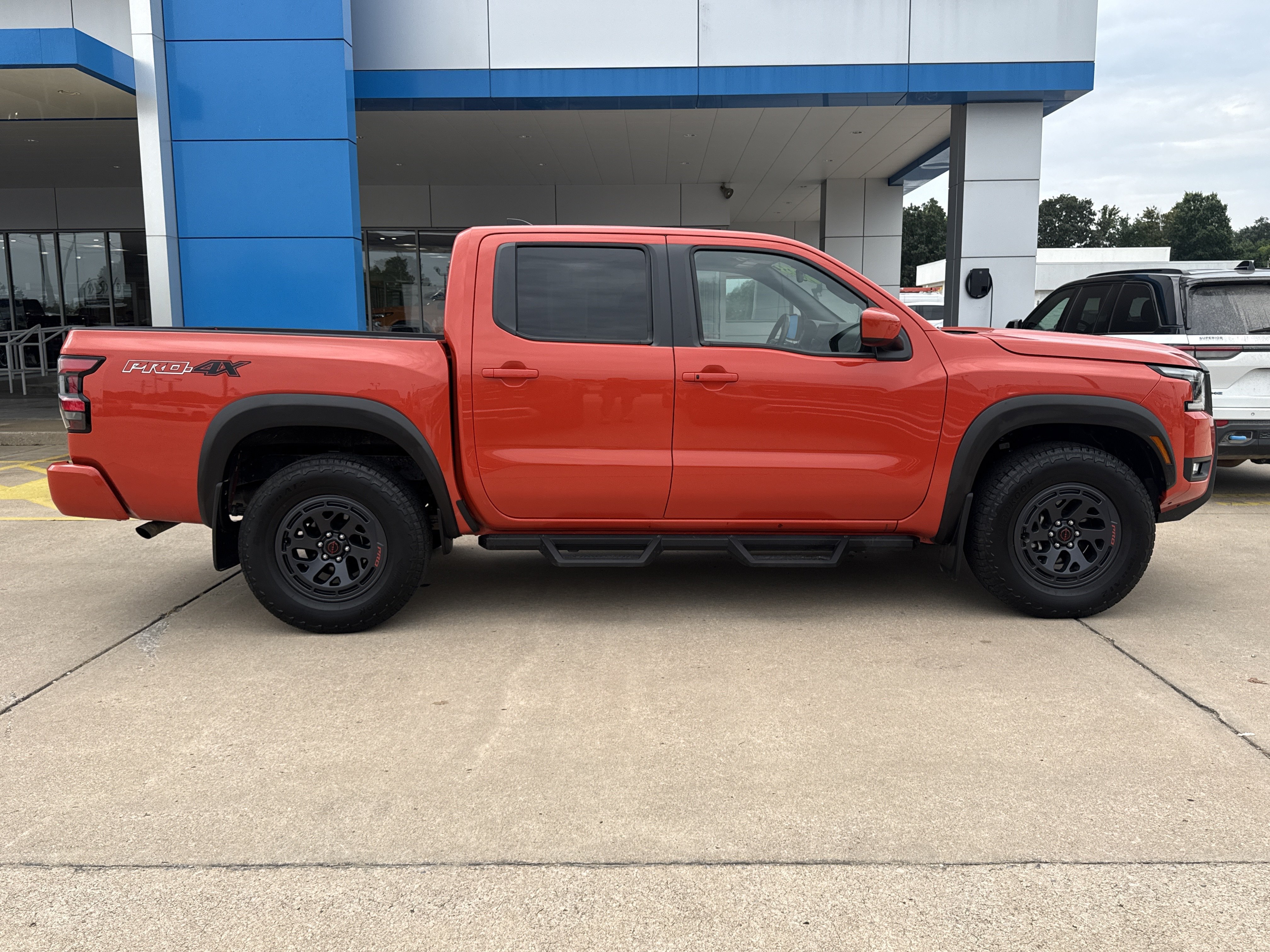Used 2025  Nissan PRO-4X image 2