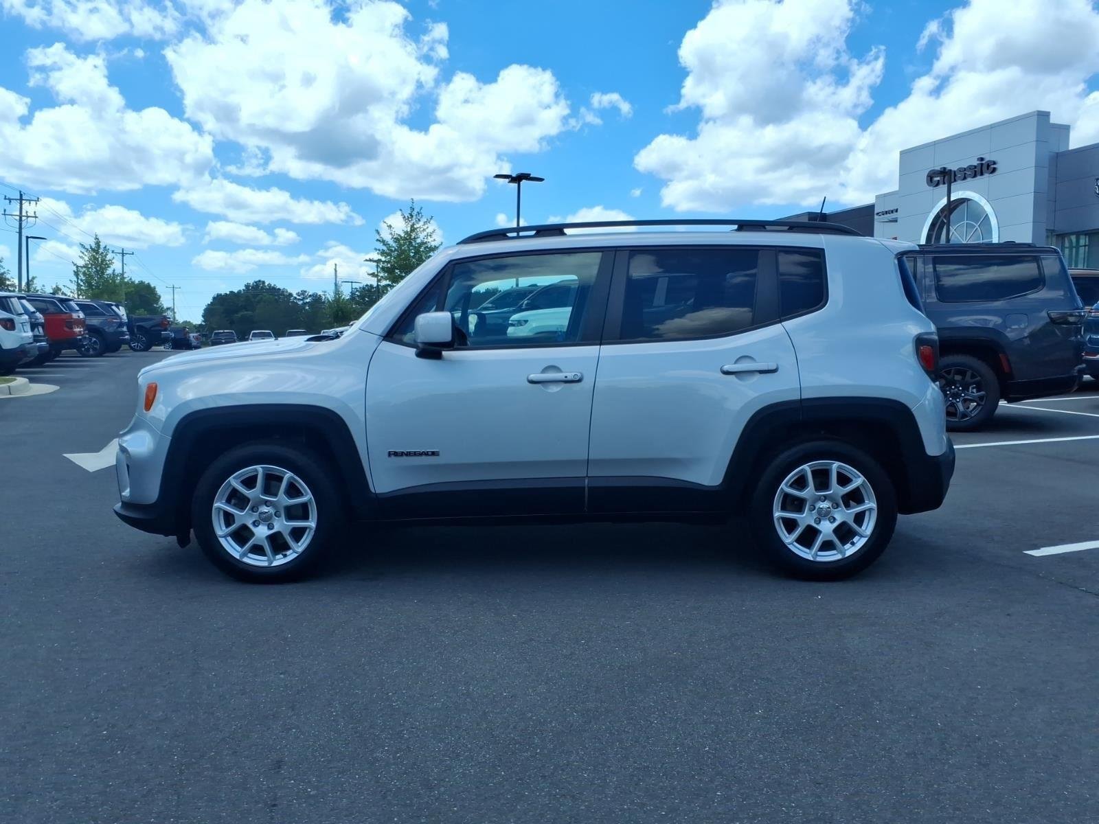 Used 2019 Glacier Metallic Clearcoat Jeep Latitude image 3