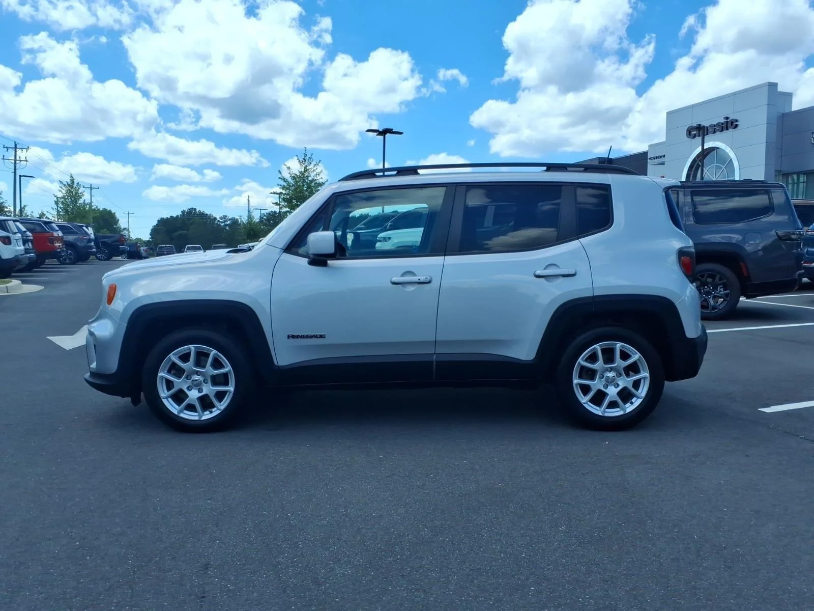 Used 2019 Glacier Metallic Clearcoat Jeep Latitude image 3