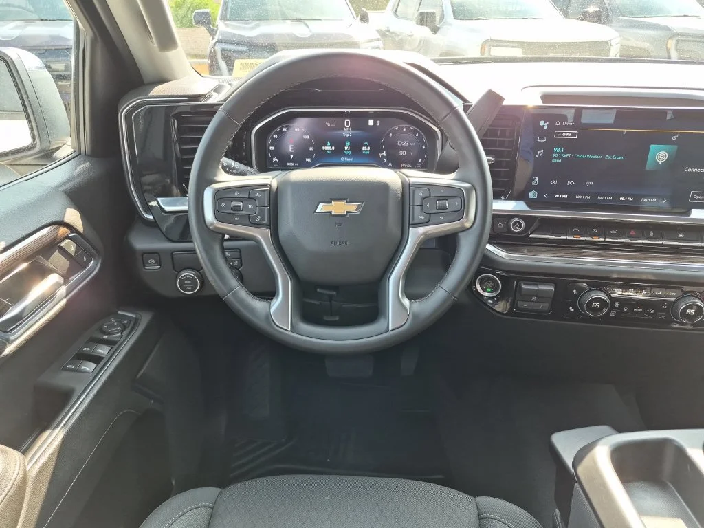 Used 2023 SUMMIT WHITE Chevrolet LT image 28
