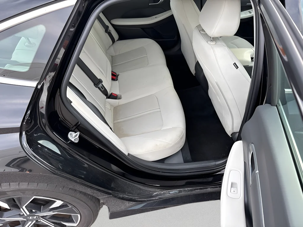 Used 2025 Abyss Black Hyundai SEL image 11