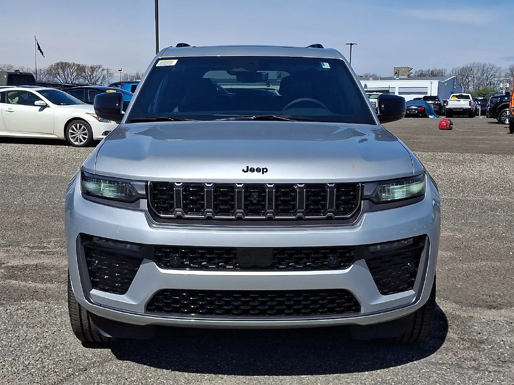New 2026 Silver Zynith Exterior Paint Jeep Limited Reserve image 2