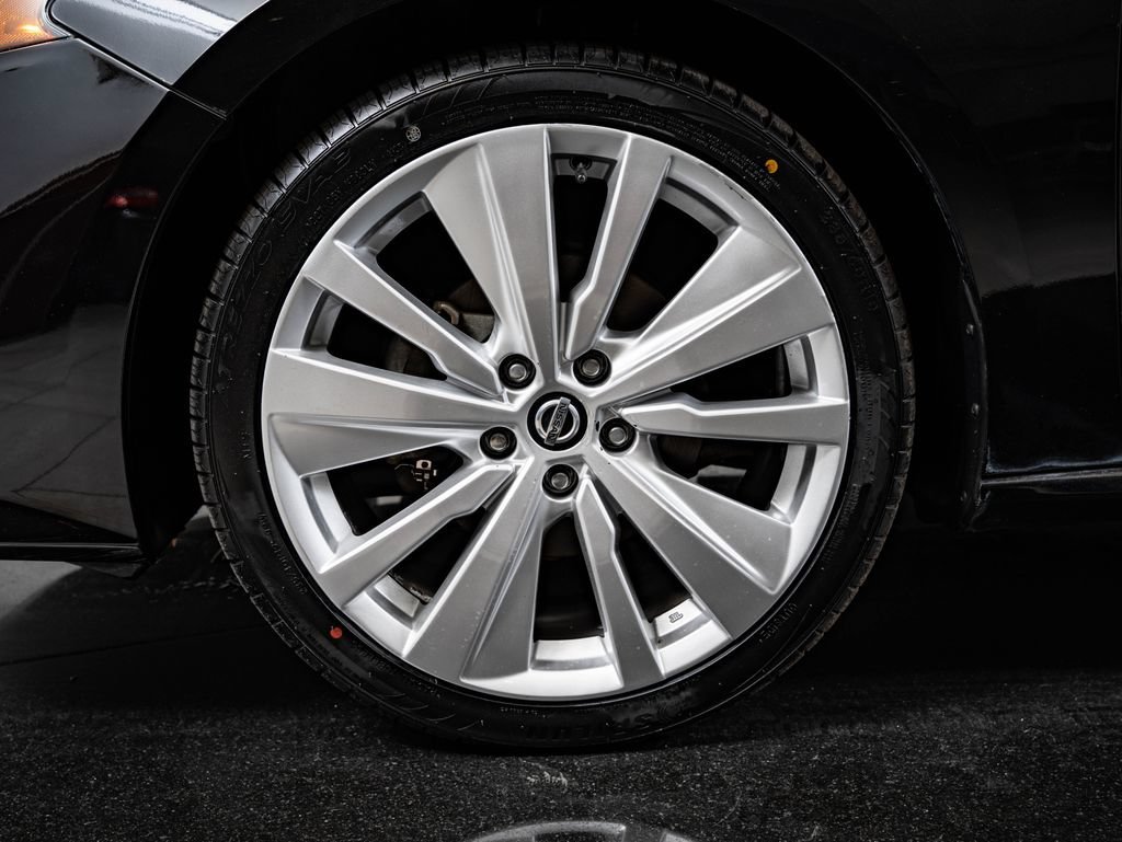 Used 2019 Super Black Nissan 2.5 SR image 13