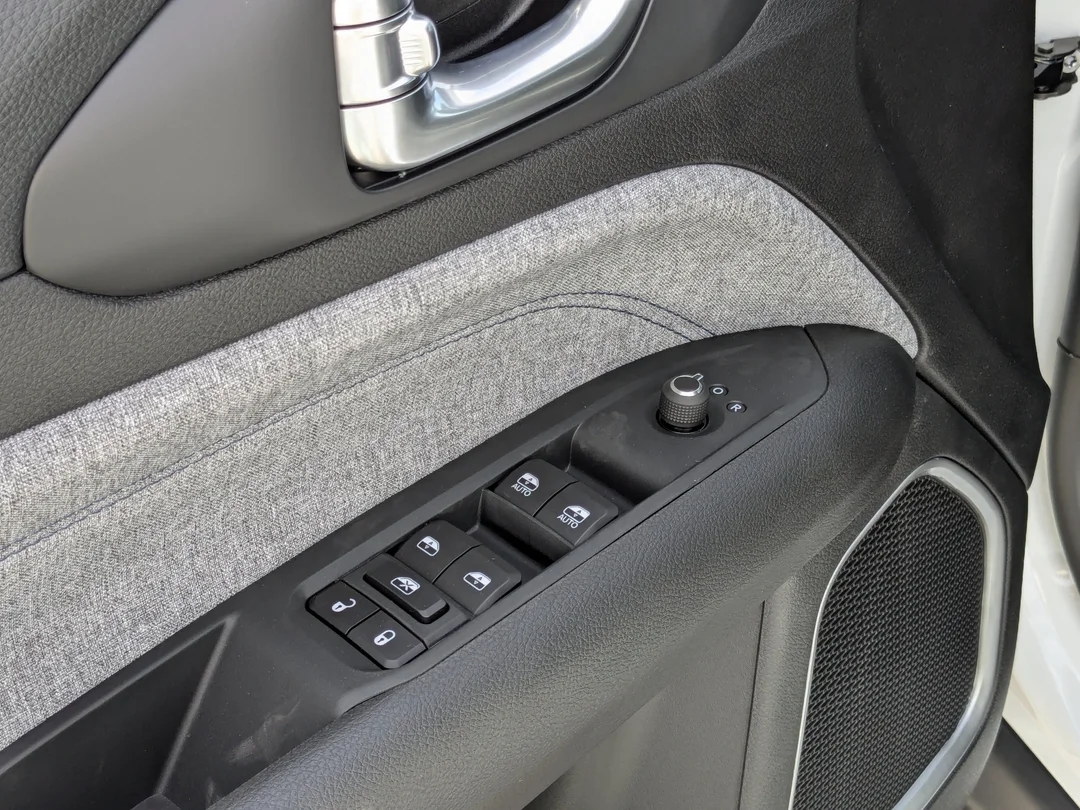 New 2025 White Jeep North - - 4X4 - Heated seats - Forward Collision Warning & More! image 12