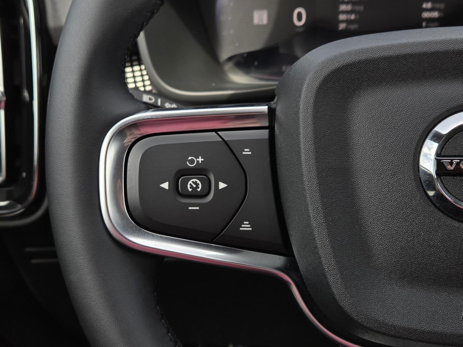 Used 2025 Crystal White Pearl Volvo Plus Dark Theme image 18