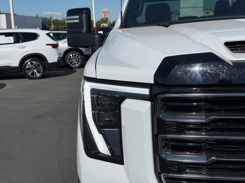 Used 2025 Summit White GMC AT4 image 4