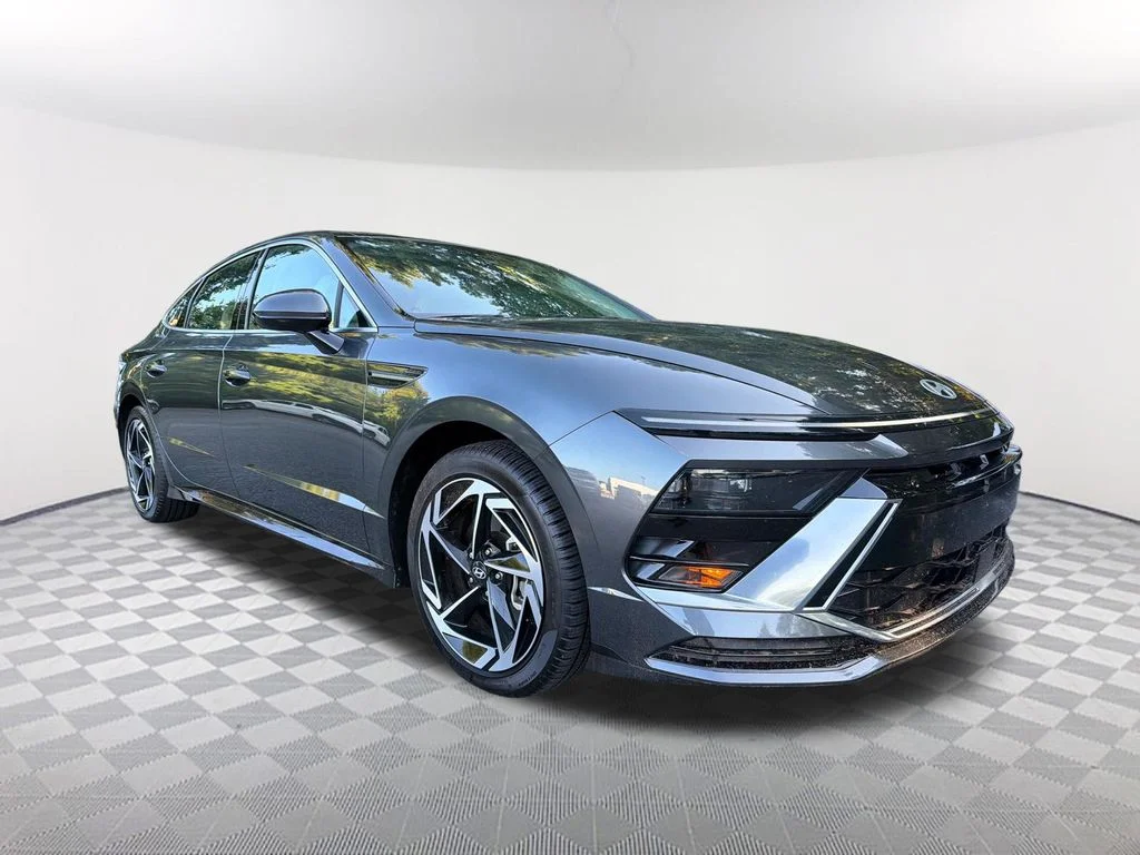 Used 2025 Gray Hyundai SEL Convenience image 3