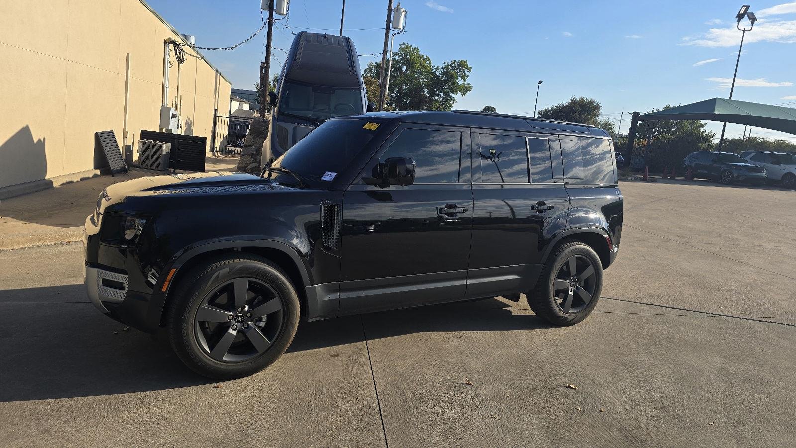 Used 2025 Santorini Black Land Rover S image 1