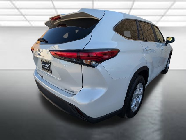 Used 2023 Off-white Toyota LE image 31
