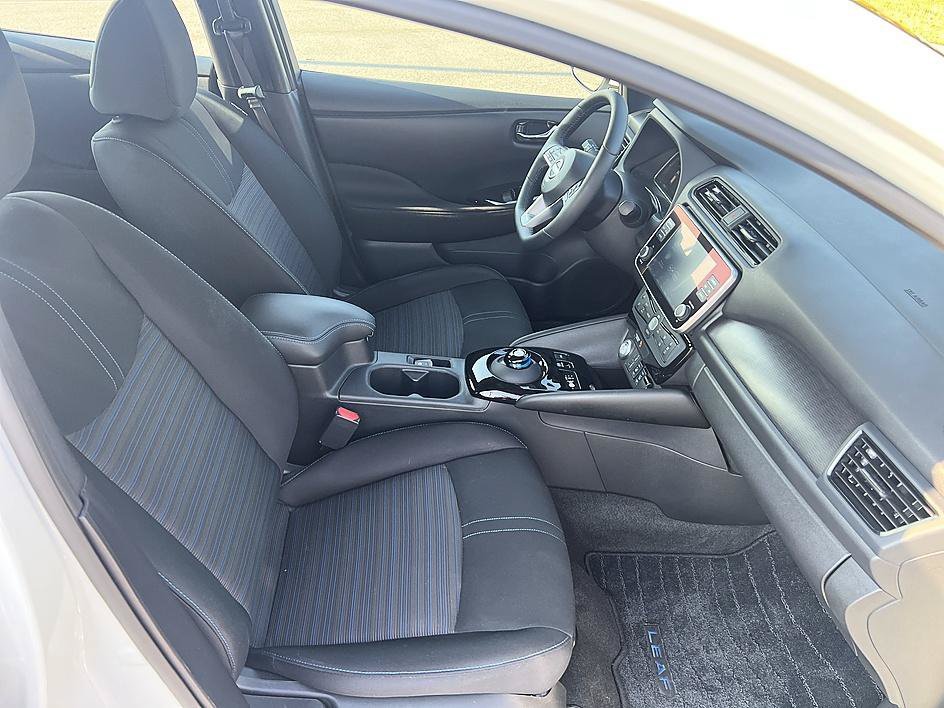 Used 2025 Pearl White Tricoat Nissan SV PLUS image 17