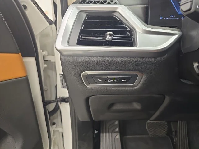 Used 2025 Alpine White BMW xDrive40i image 40