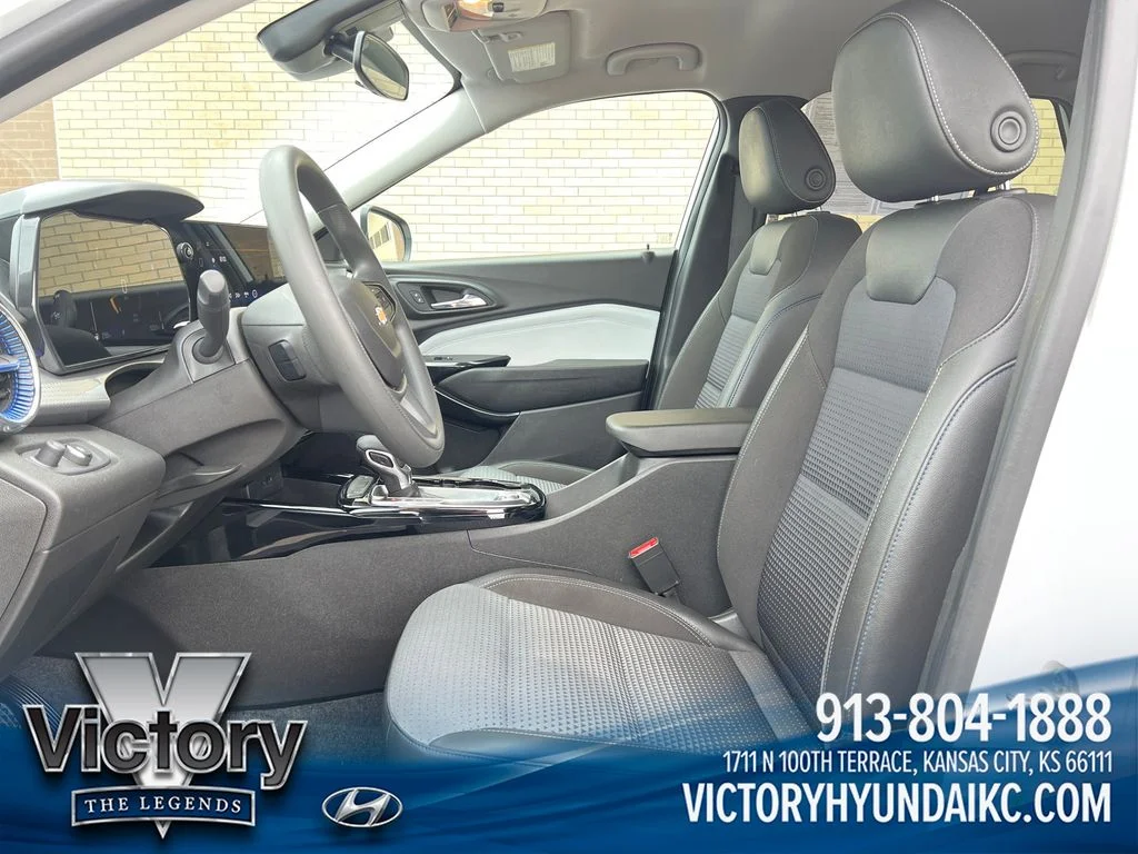 Used 2025 White Chevrolet LT image 9