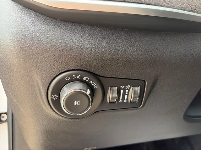Used 2024 White Jeep Latitude image 28